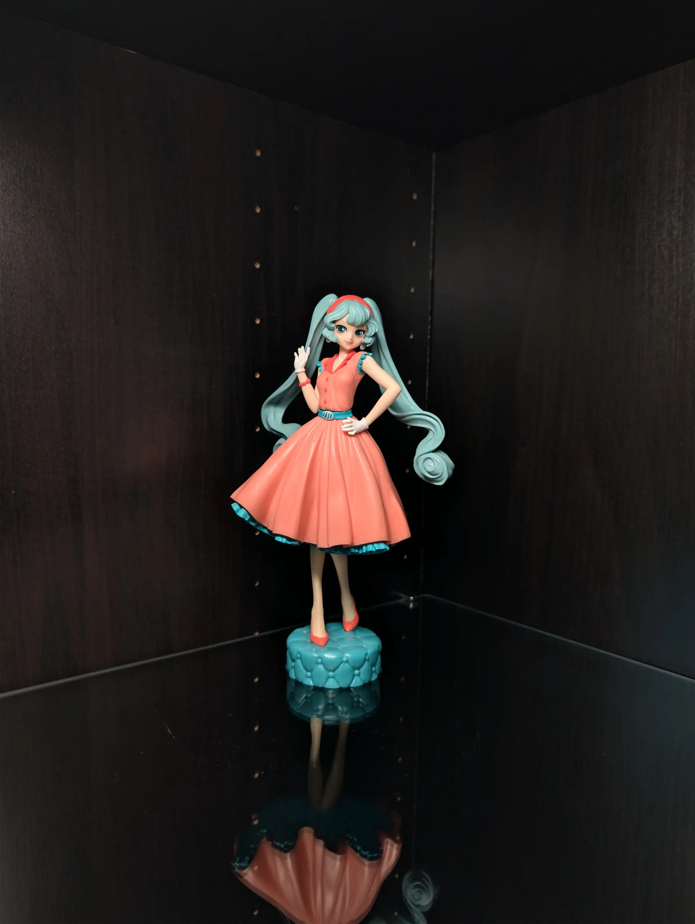 Image of figure Hatsune Miku World Journey